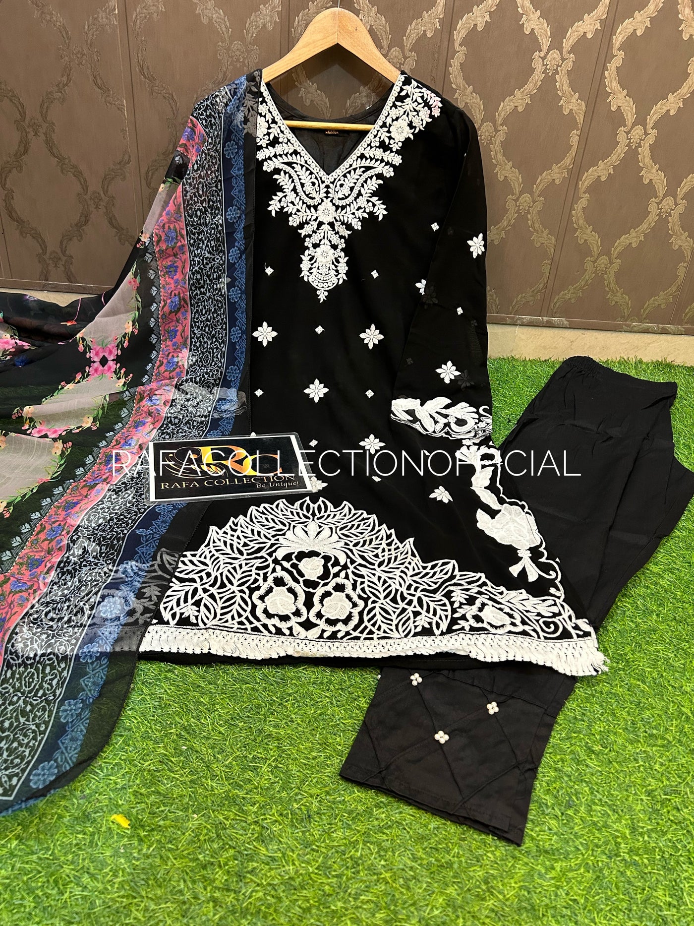 Embroided suit 819