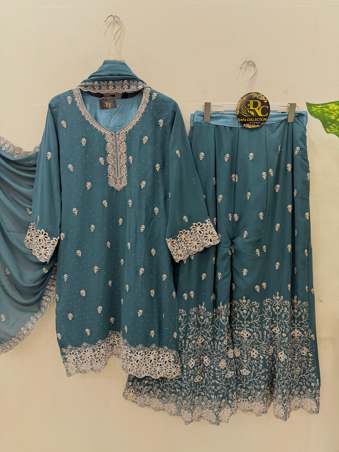 Pakistani party wear suits 2827