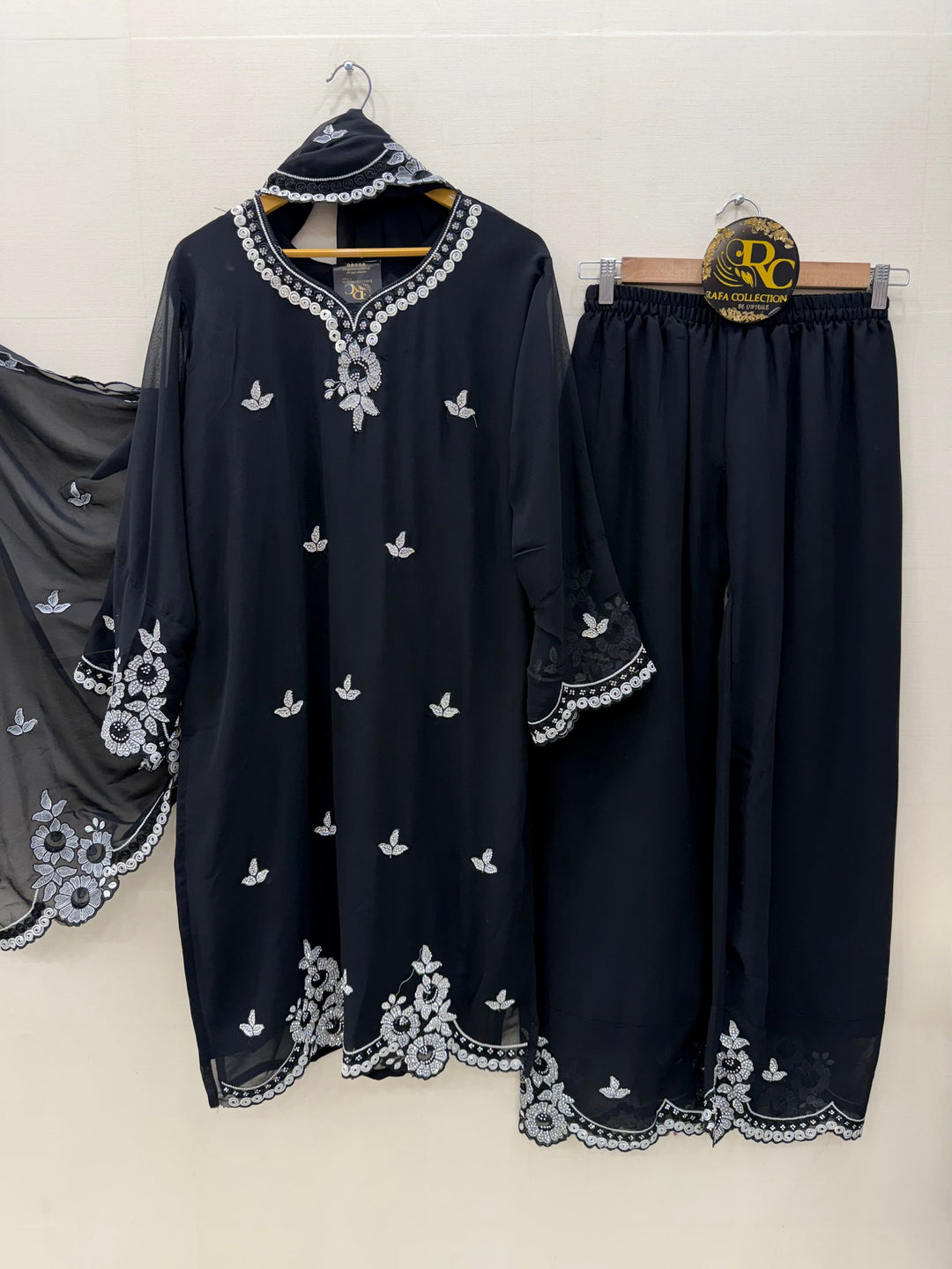 Sale Pakistani Suits