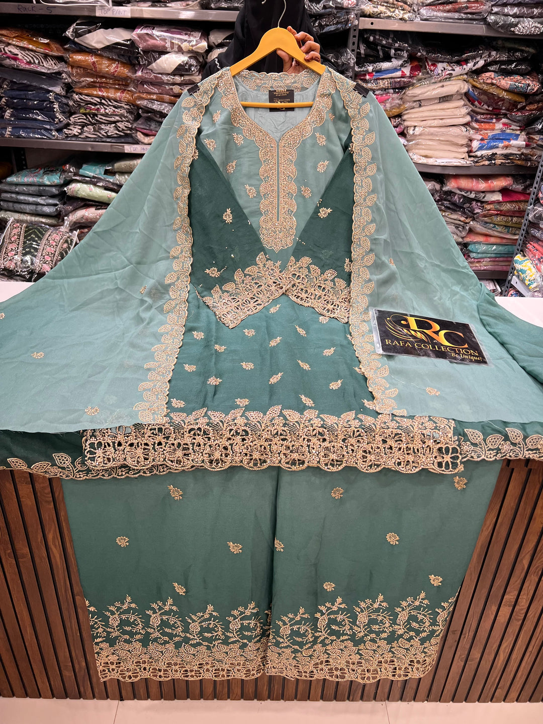 Pakistani party wear suits 17396