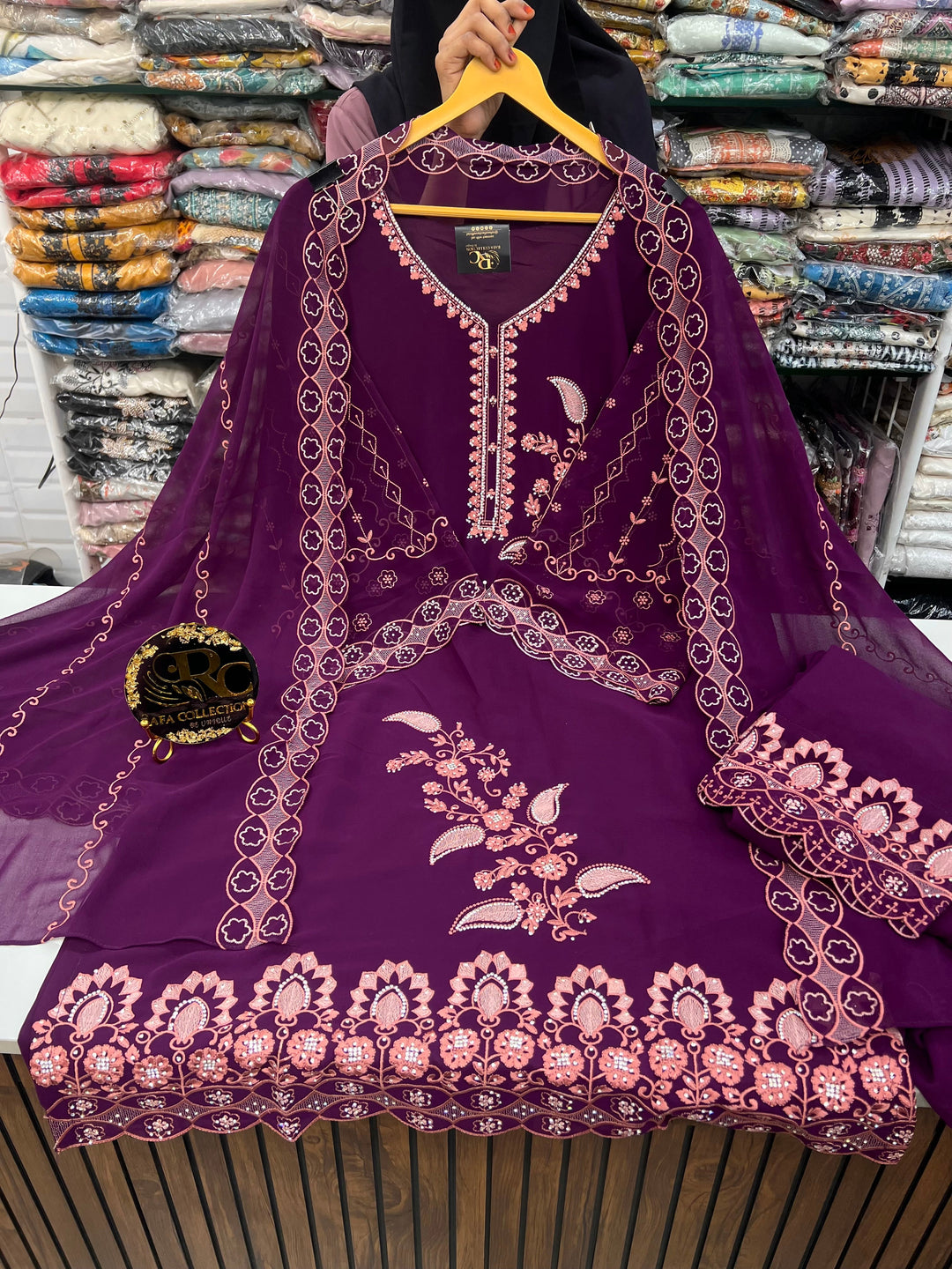 Sale Pakistani Suits