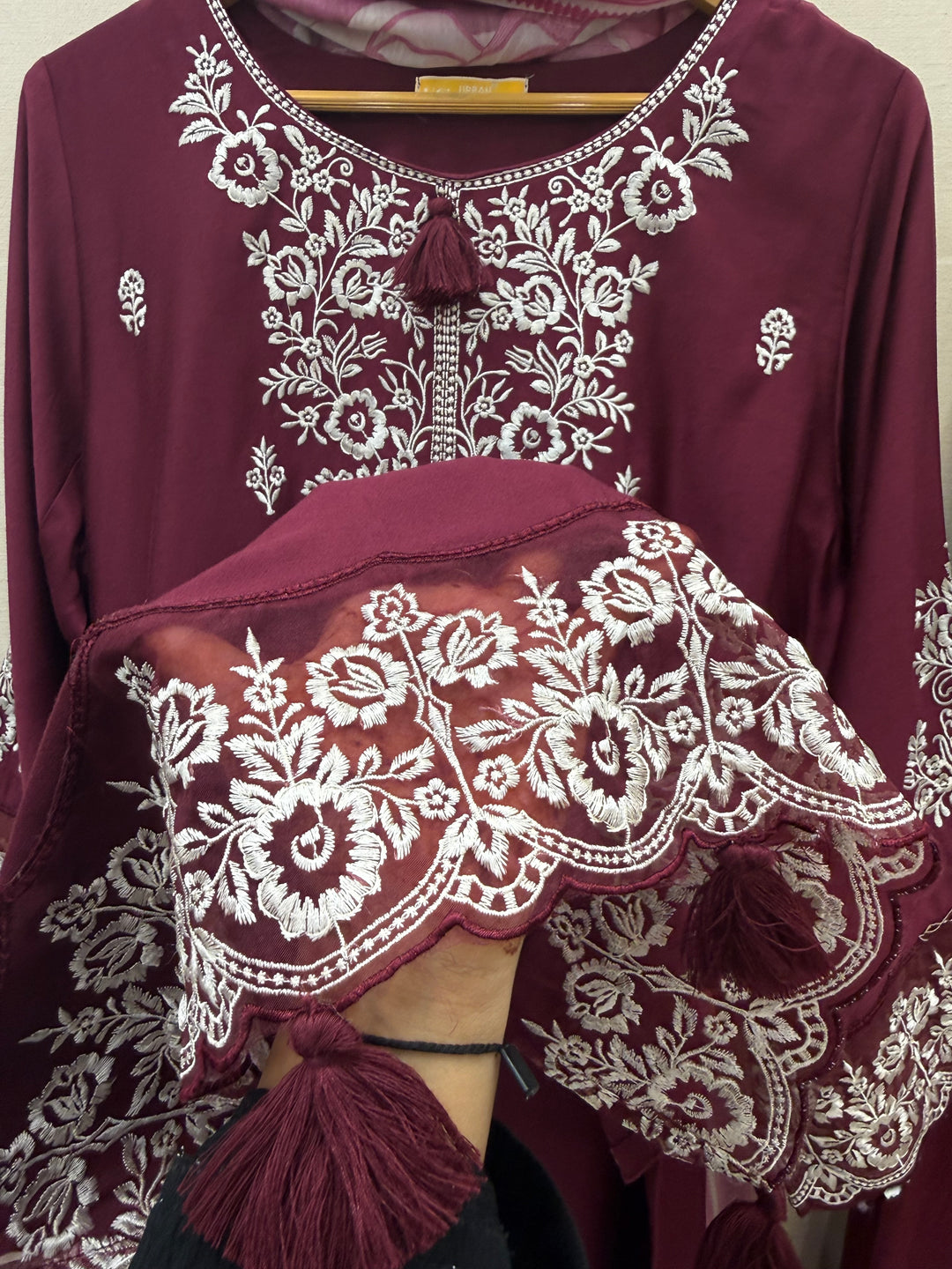 Hania amir Farshi suits