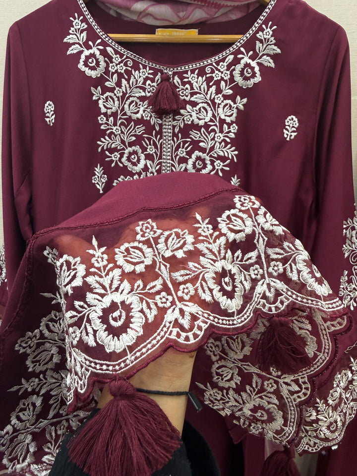 Hania amir Farshi suits