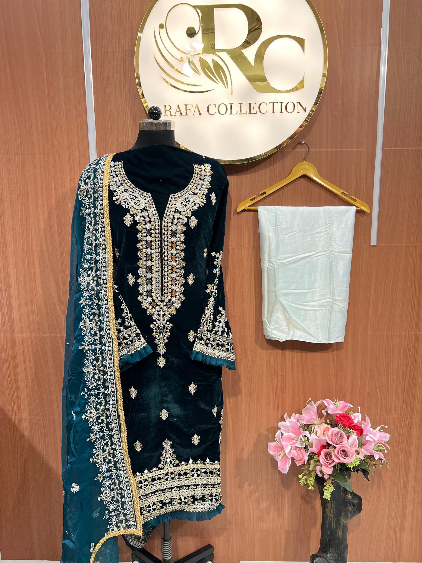 VELVET LUXURY EDIT 1607