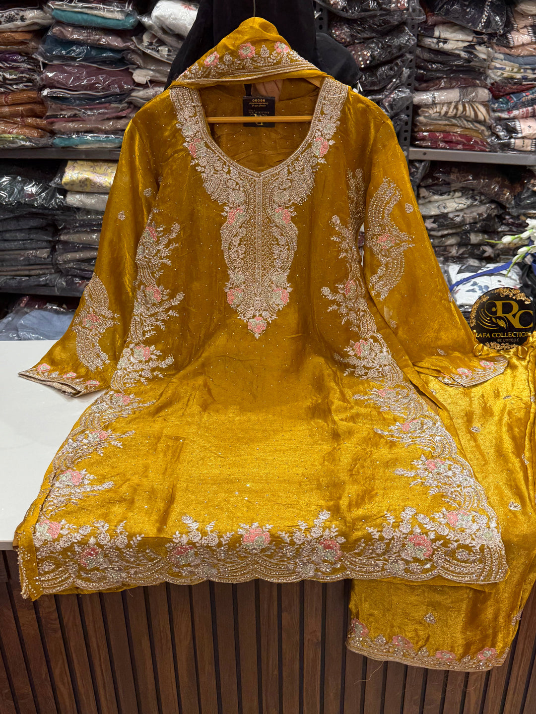 Sale Pakistani Suits