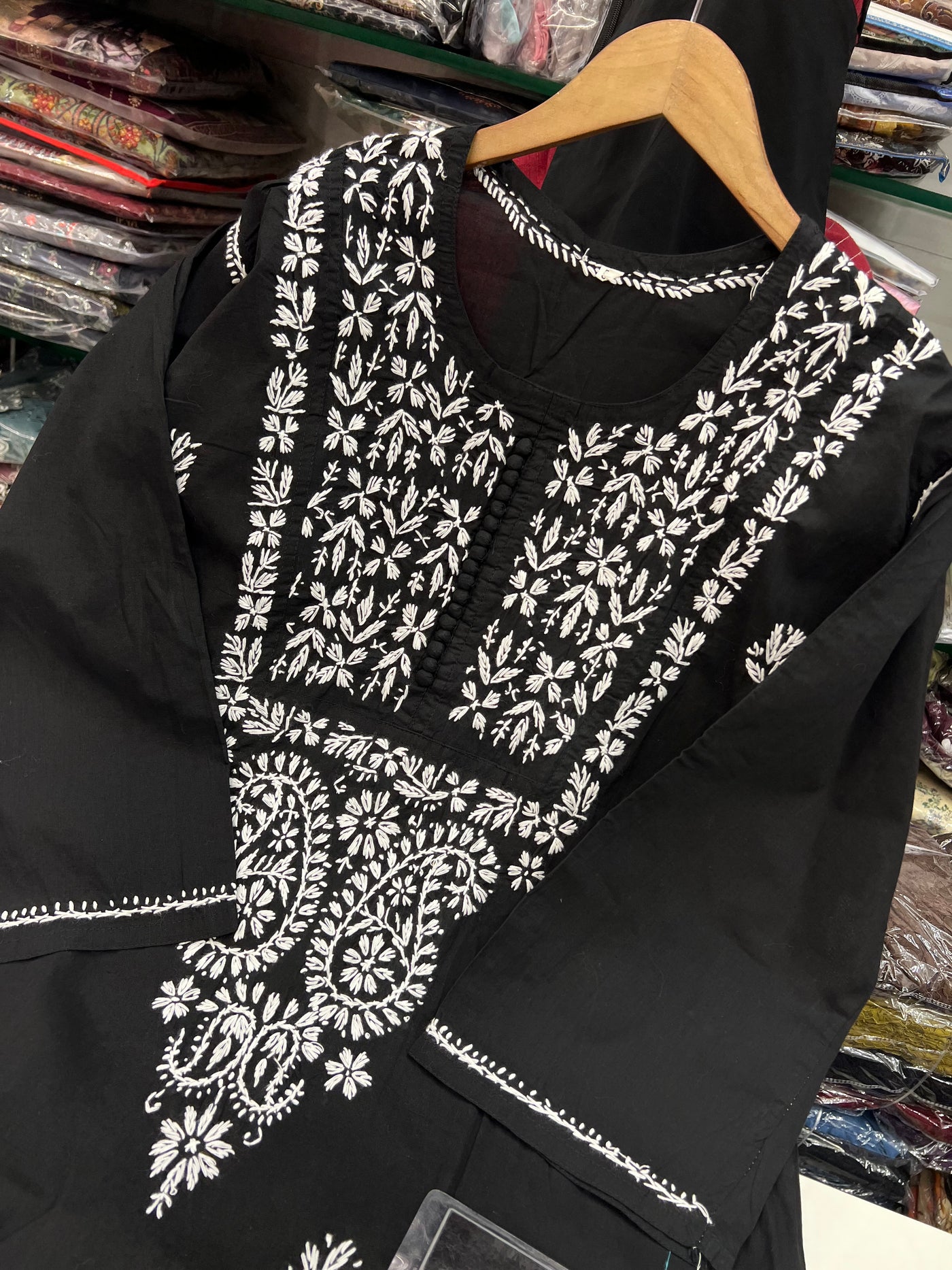Lucknowi  kurties