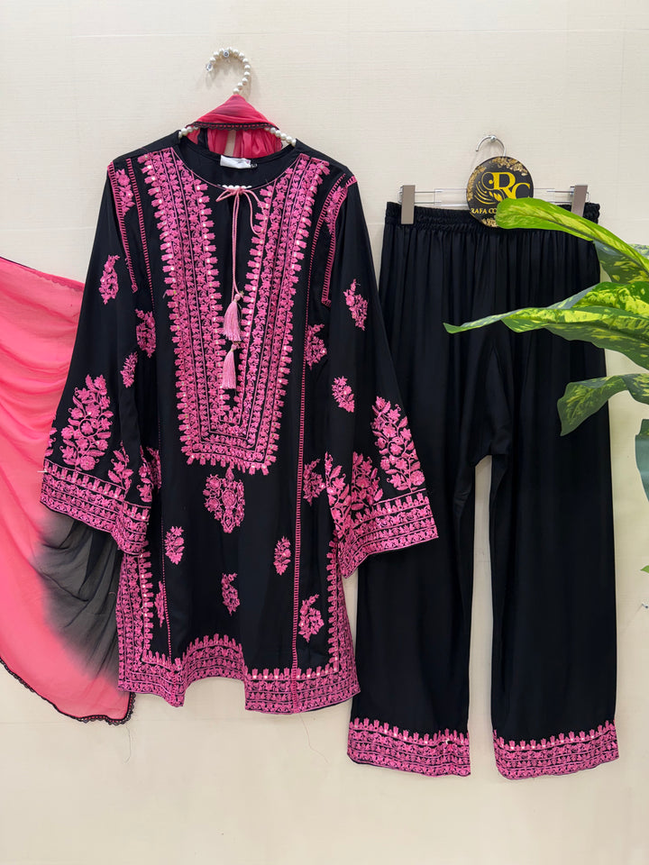Pakistani embroidered suit for women 4004