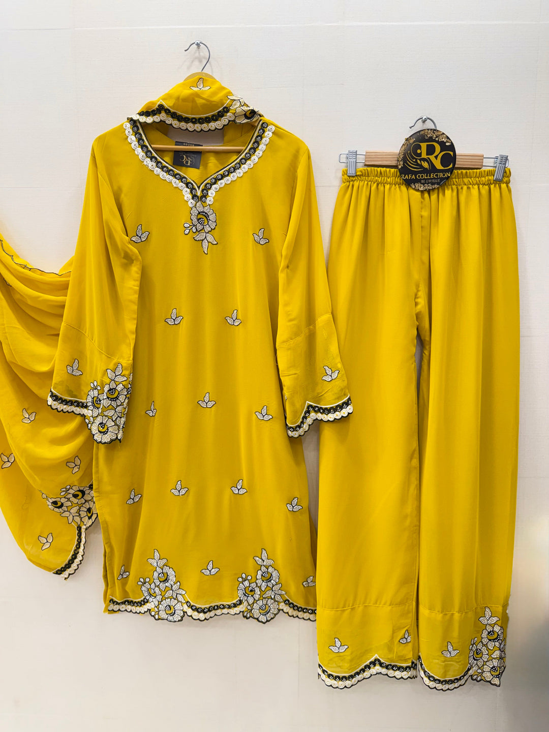 Sale Pakistani Suits