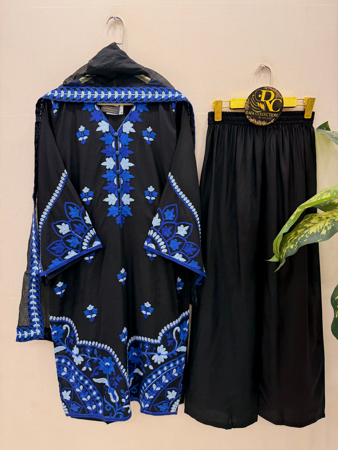 Kashmiri embroidered Pakistani suit