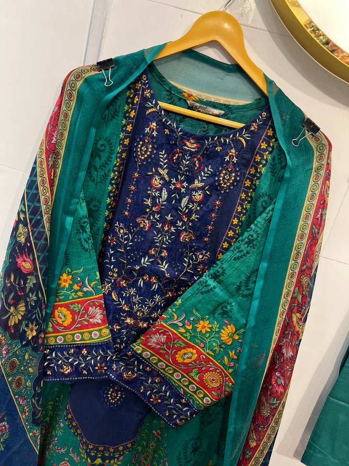 Pakistani suits 2386