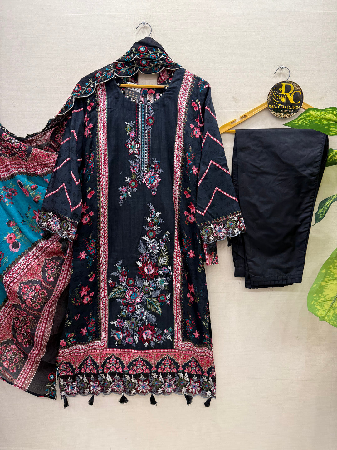 Pakistani embroidered suits 2989
