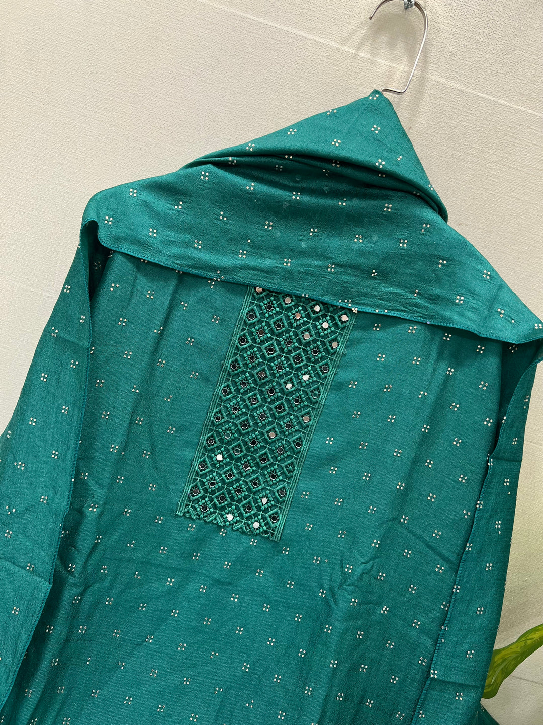 Unstitch stone work suits