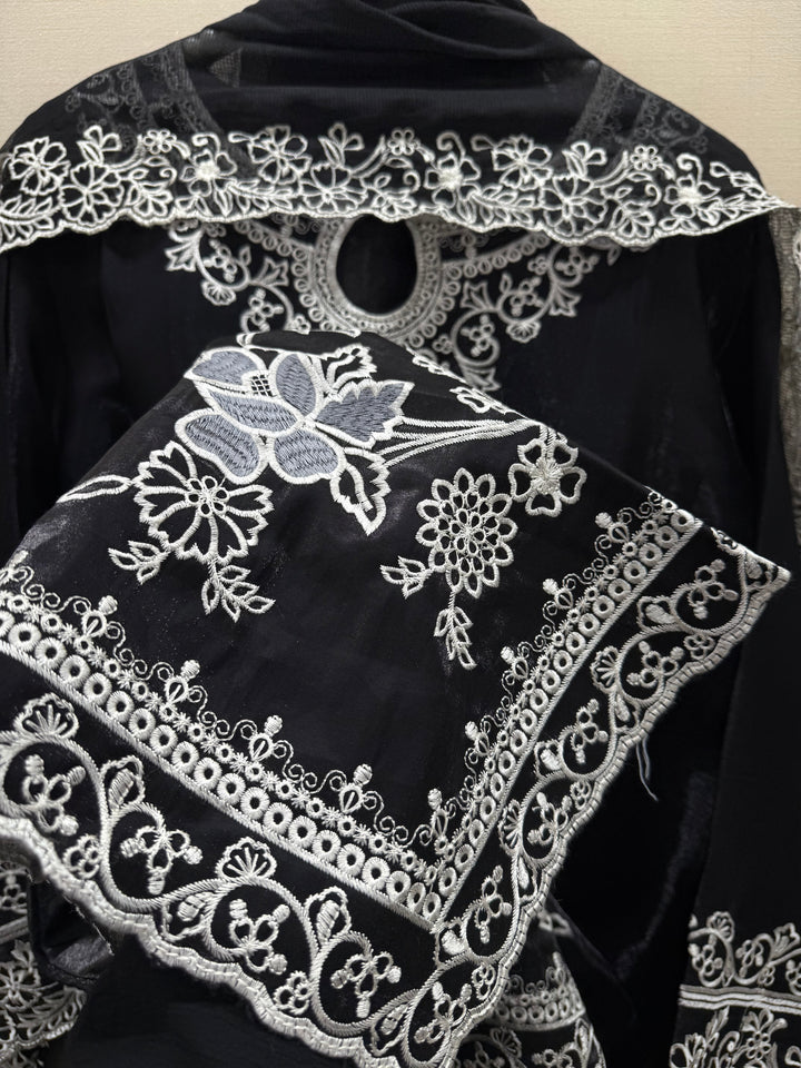 Pakistani Embroidered suits 6070