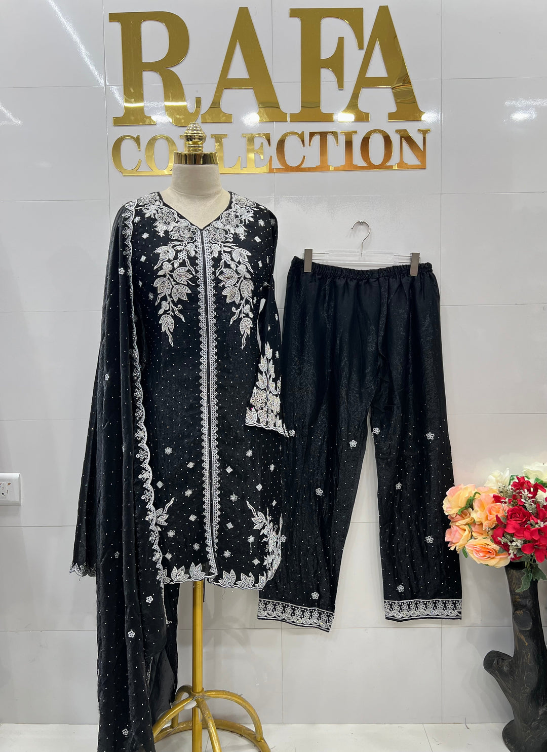 Sale Pakistani Suits