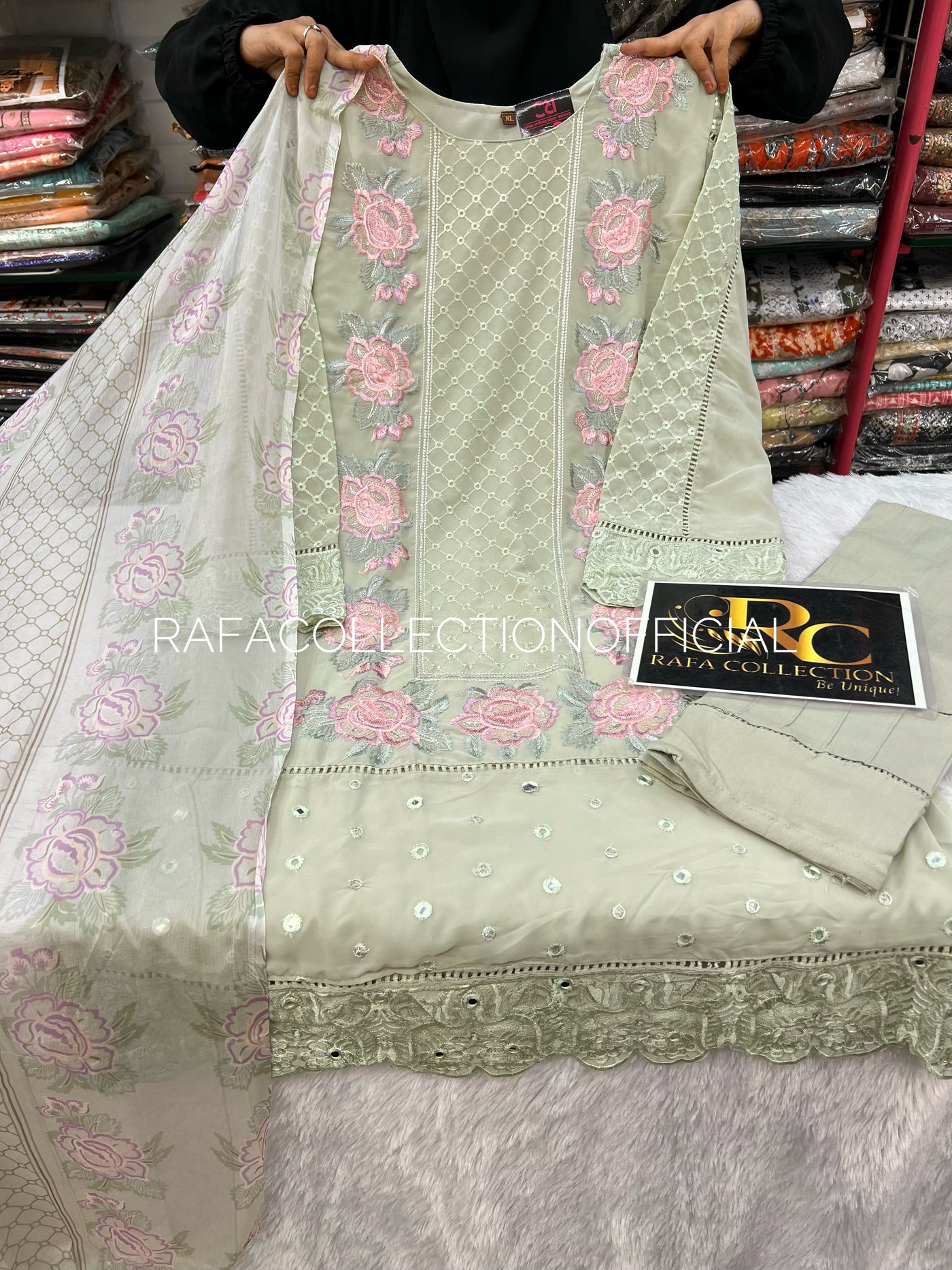 Embroided suit 811