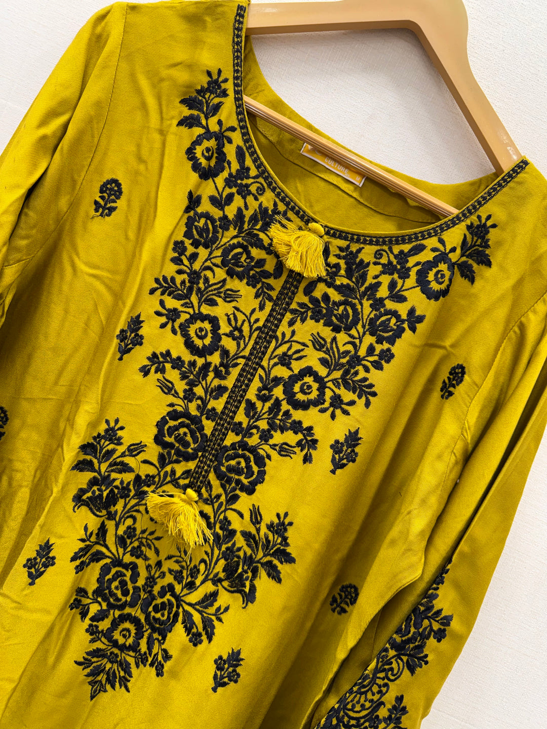 Hania amir Farshi suits