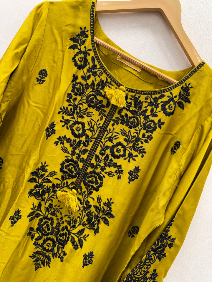 Hania amir Farshi suits