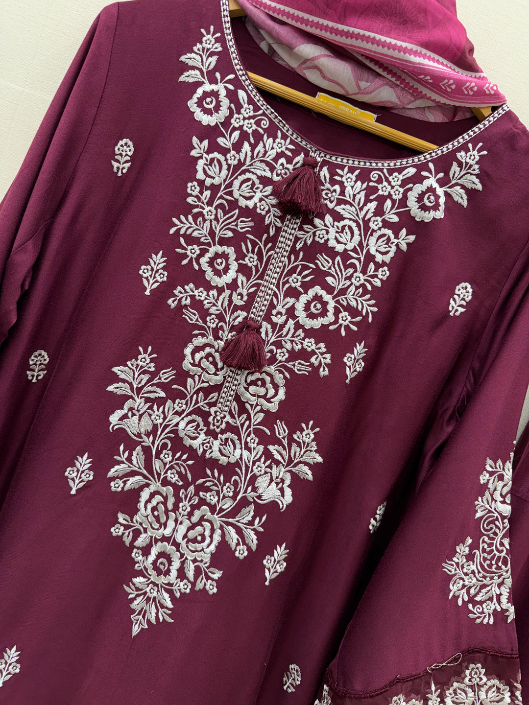 Hania amir Farshi suits