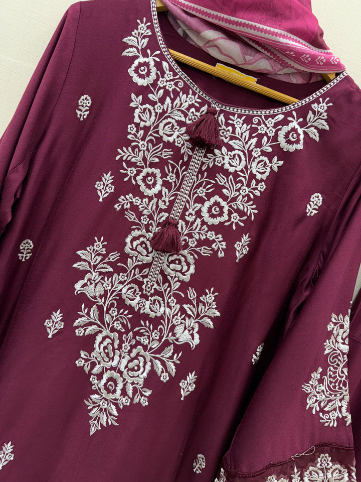 Hania amir Farshi suits