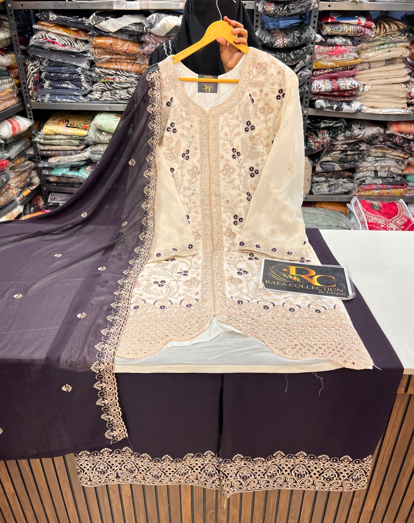 Pakistani party wear suits 17393