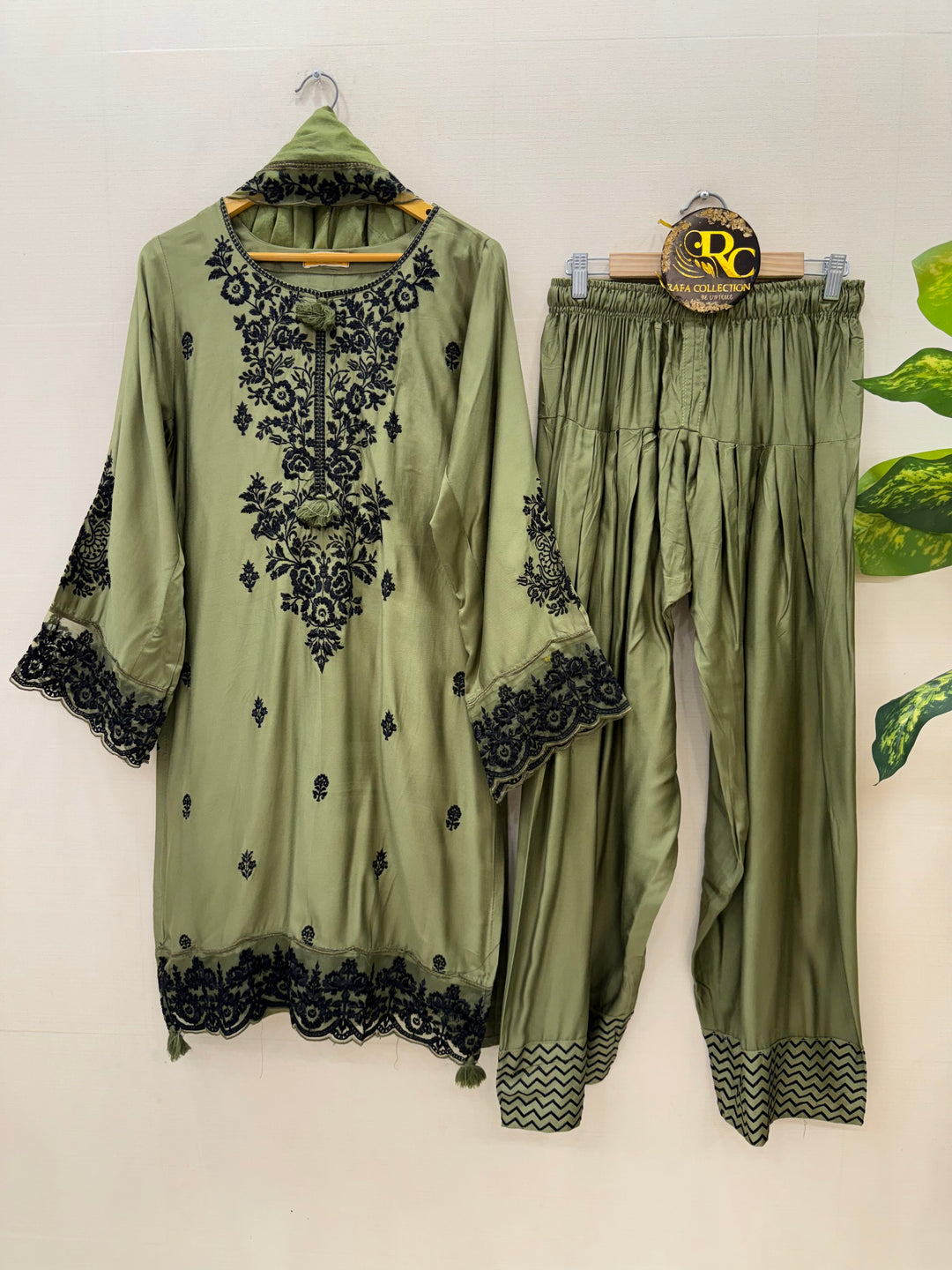 Hania amir Farshi suits