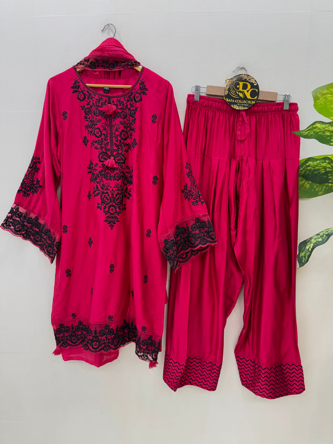 Hania amir Farshi suits