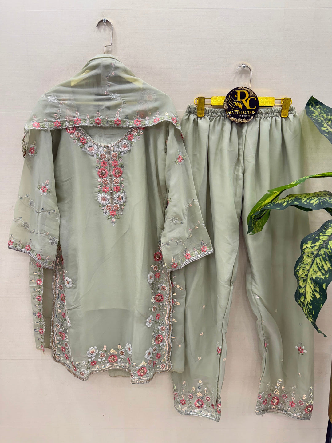 Sale Pakistani Suits
