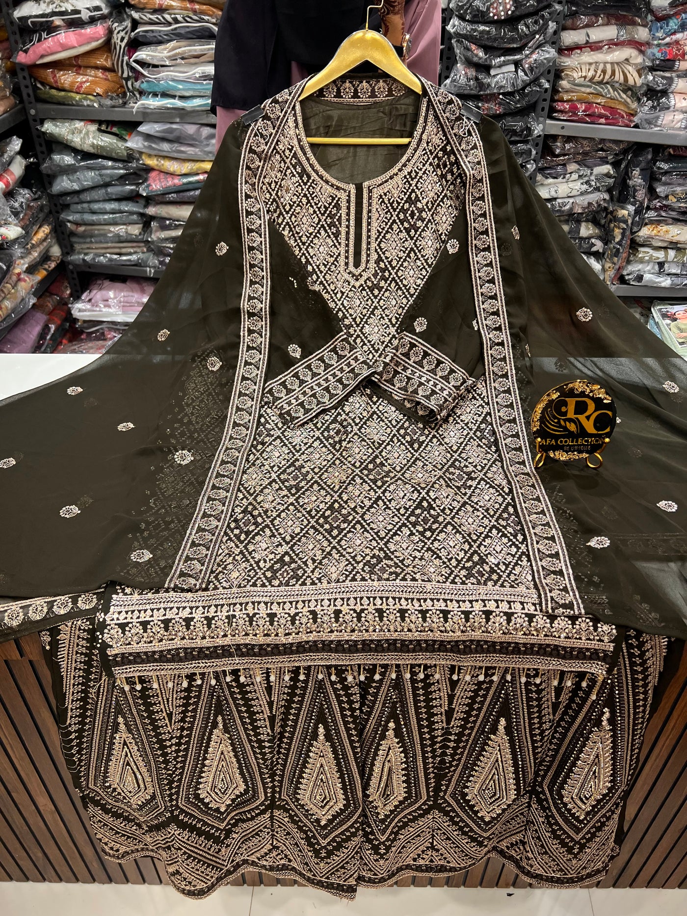 Traditional wedding attire 2819