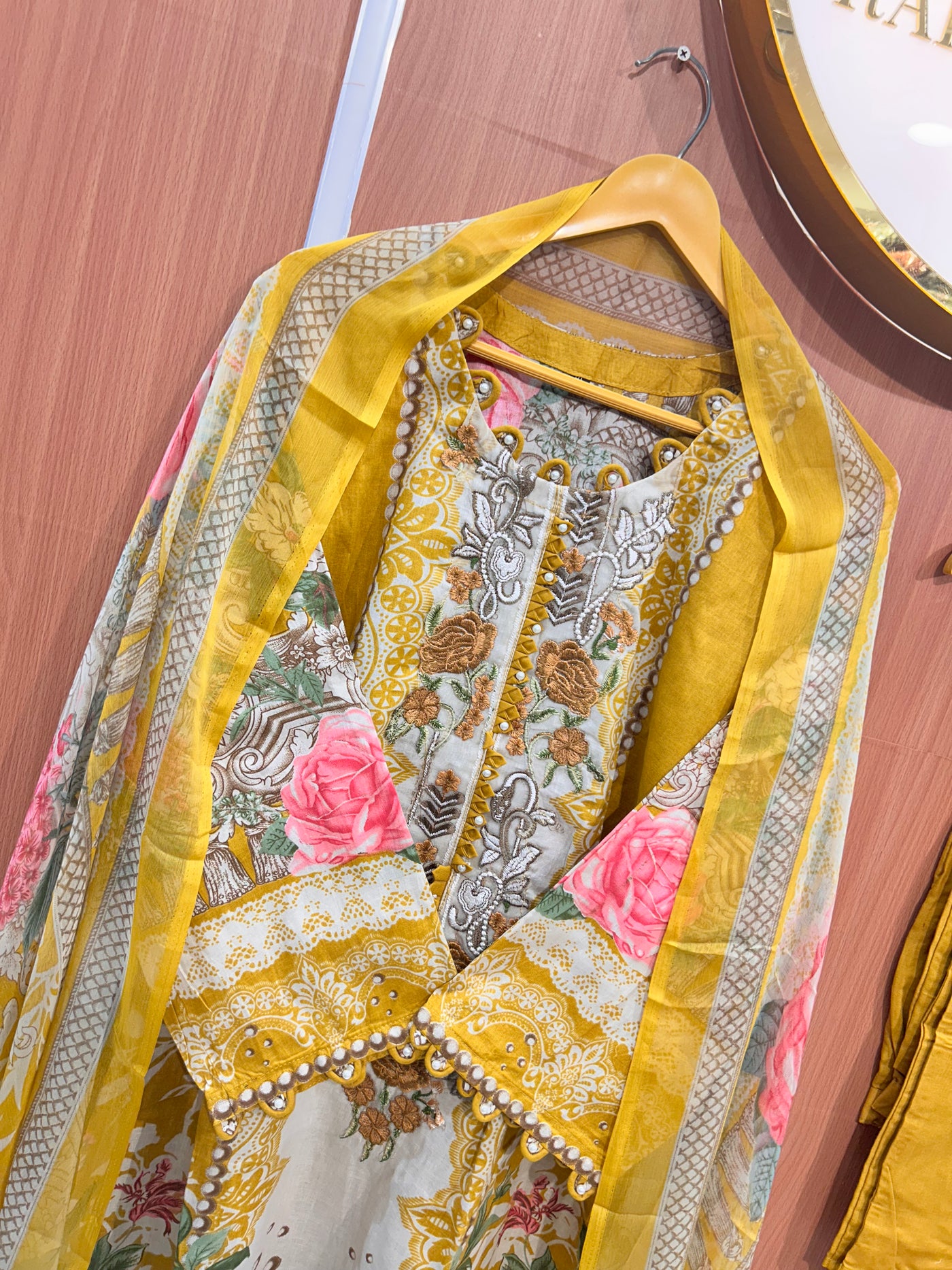 2539 Luxury Pearl Embellished Pakistani Suits