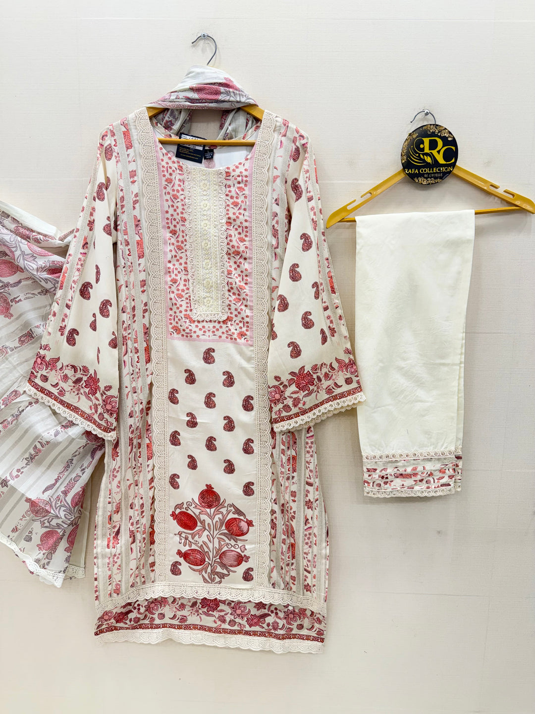 The Hermitage lawn suits 3008