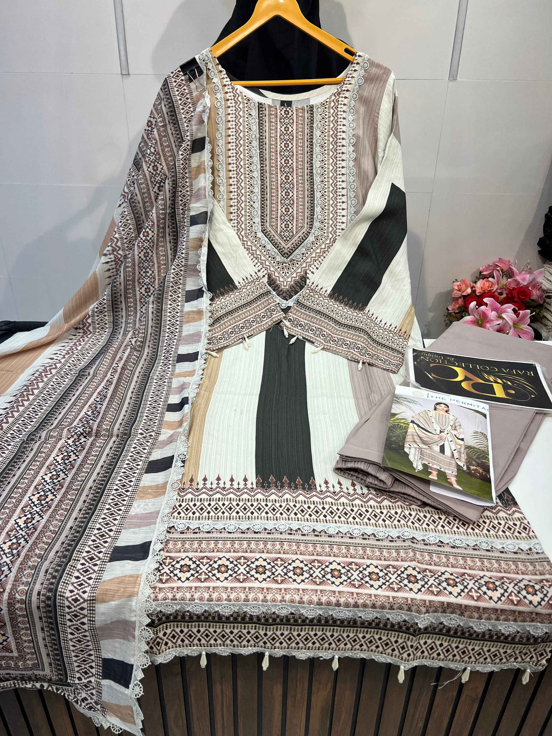 LUXURIOUS LAWN SUITS 3622