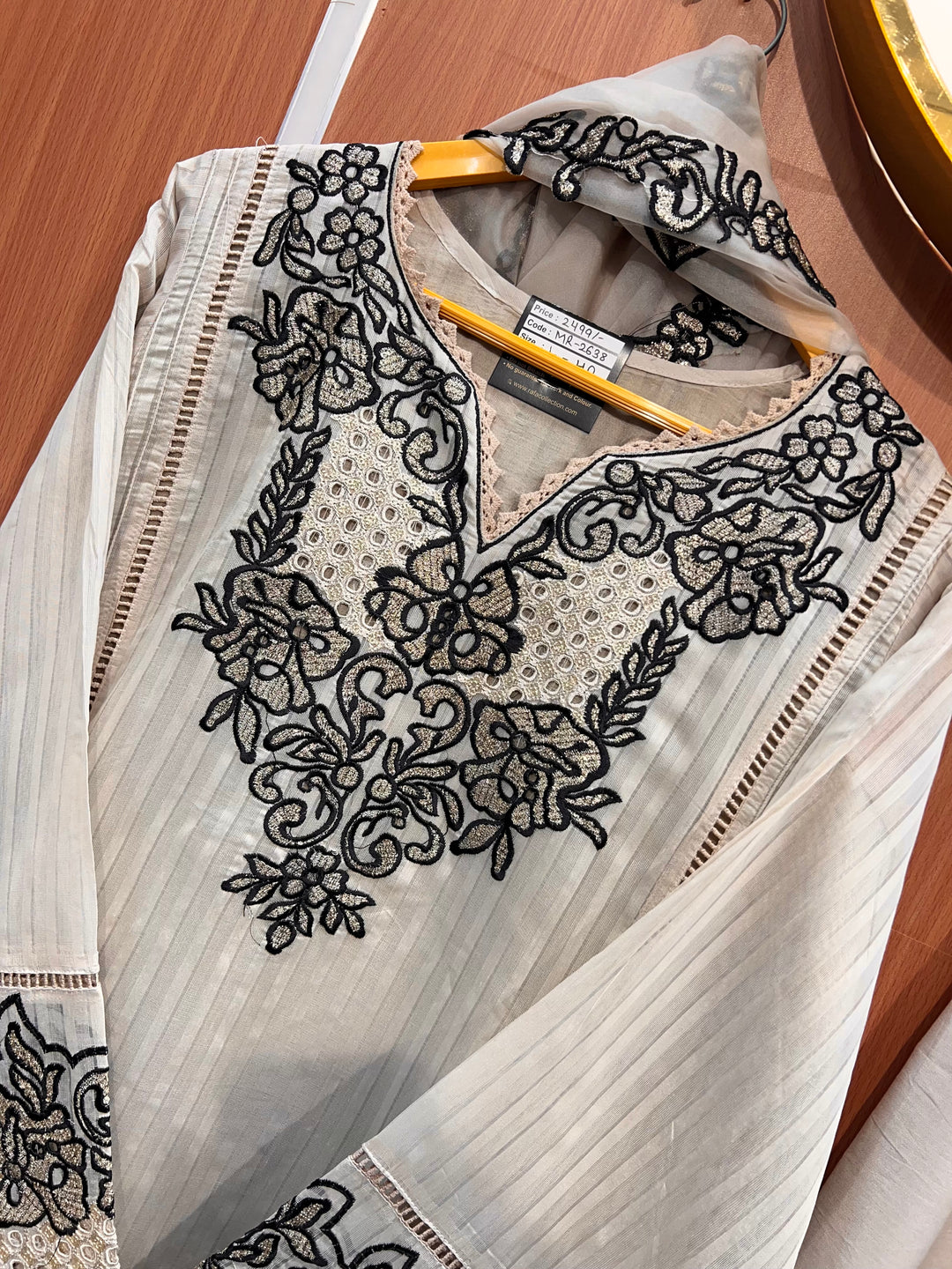 Cutwork Charm suits 2638