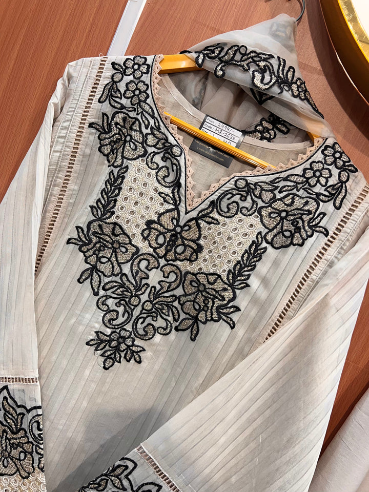 Cutwork Charm suits 2638