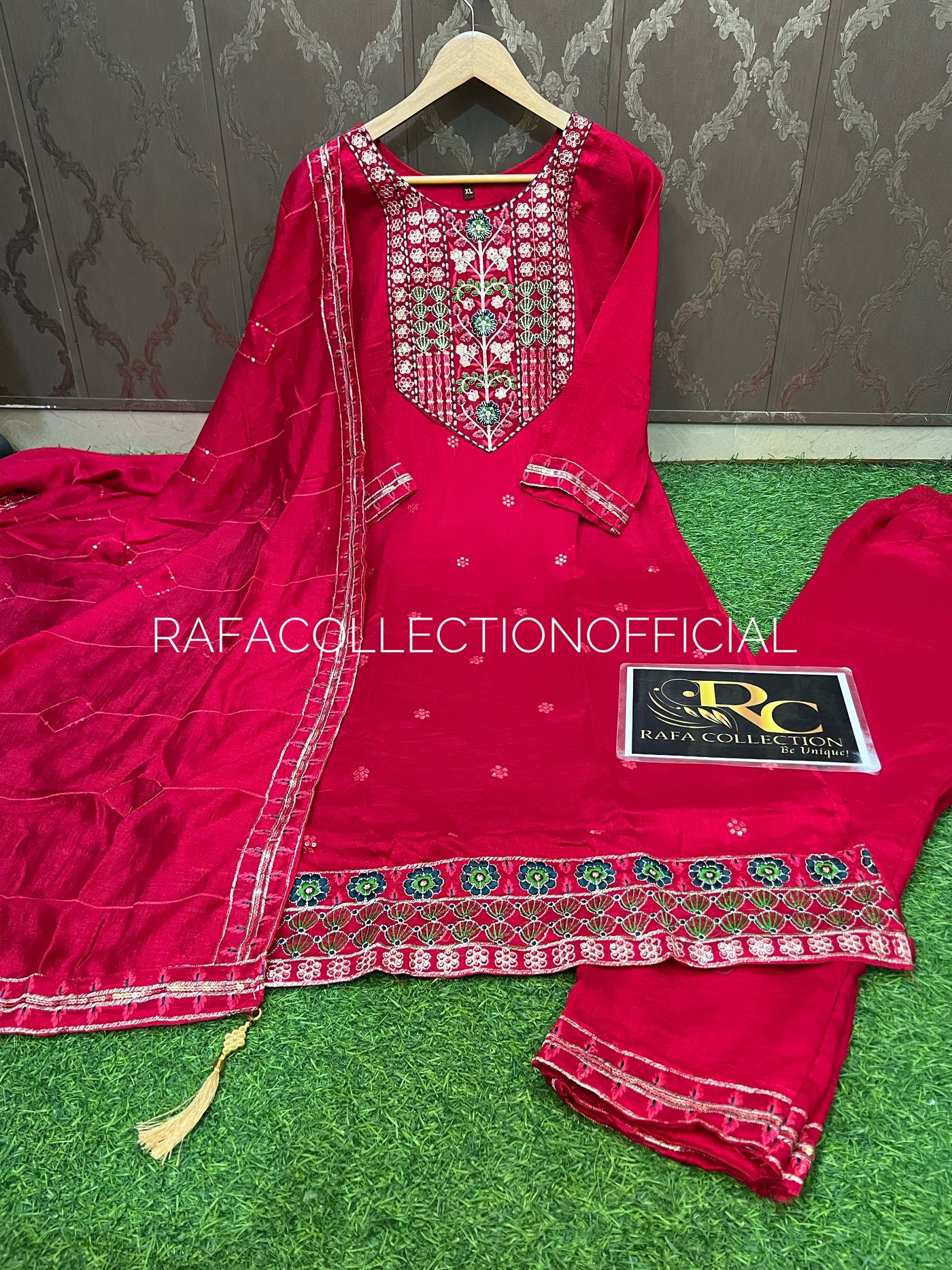Embroided silk suit 174